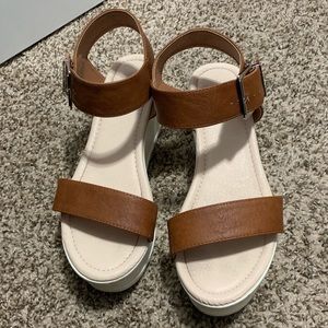 Brown/white platforms